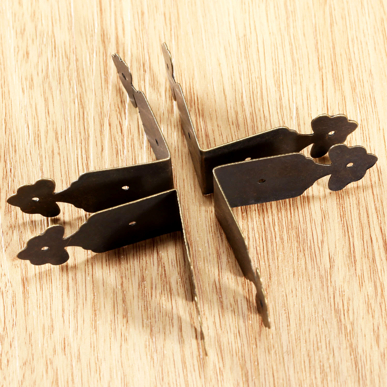 装飾的な鉄の花のコーナープロテクター,4個,ボックスカバー, - Furniture Hardware Nails のレビューと価格
