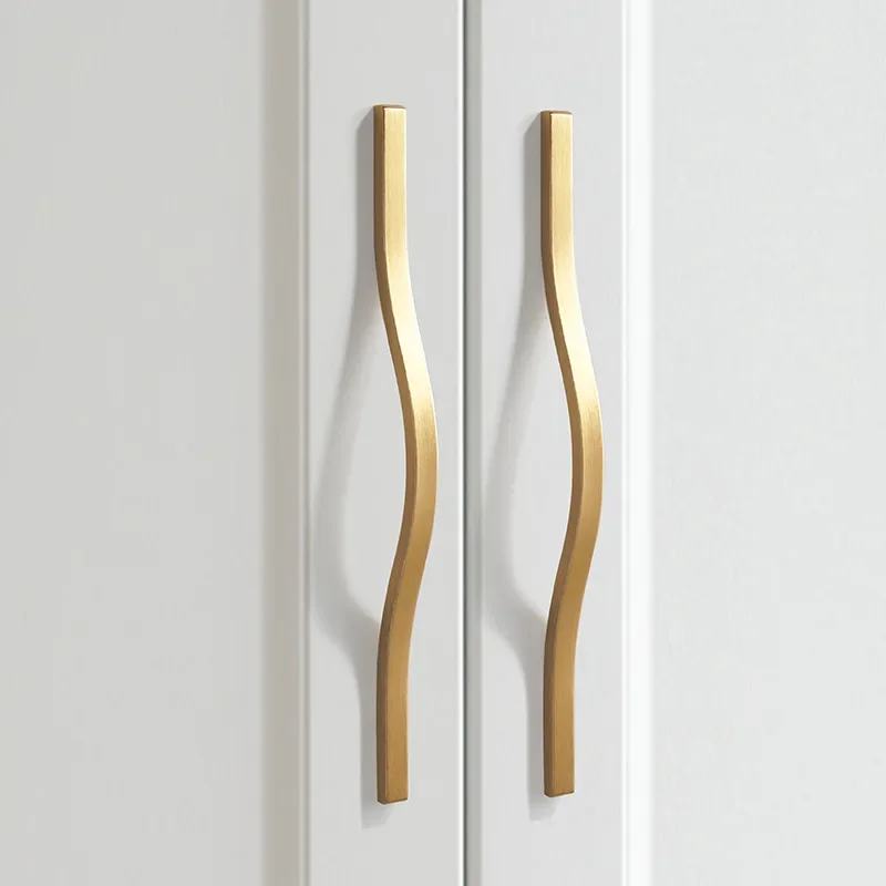 電気メッキブラッシュゴールドキャビネットハンドル - アルミ - Furniture Hardware Gold のレビューと価格