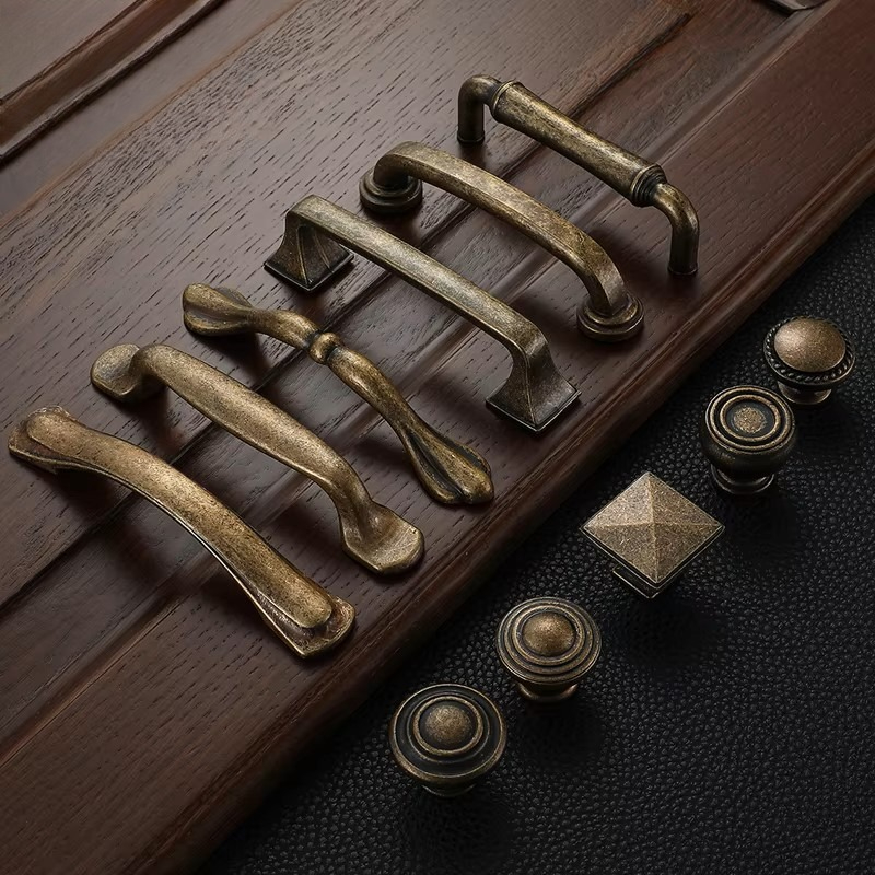 アンティークブロンズ製ワードローブドアハンドル、ヴィンテージ - Vintage Furniture Hardware Pulls のレビューと価格